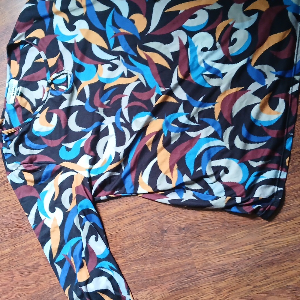 πAliaβ Multicolor Abstract Pattern Top - Picture 3 of 8